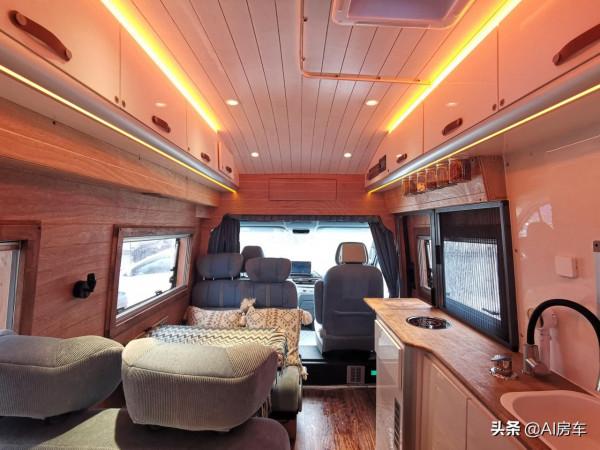 顏值高功能多，帶2&period;0T雙驅，13m&sup3;空間，2人用的大通vanlife露營車