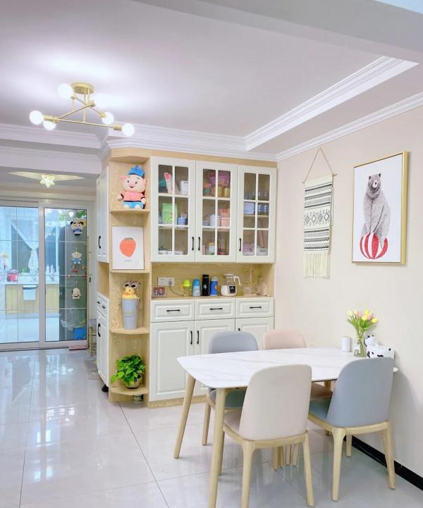 她家106平米，裝修不豪華，卻很乾淨溫馨，滿滿的煙火氣，好舒服