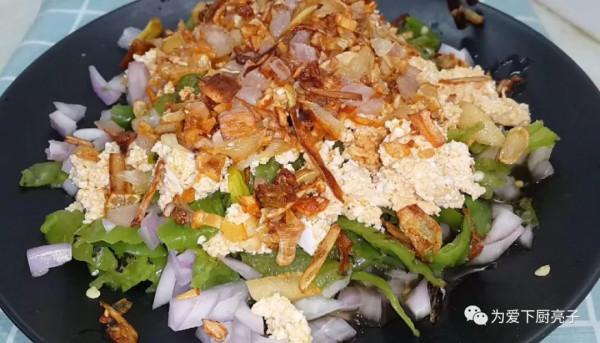 夏天要多吃涼拌菜，加一個鴨蛋，比蟹黃魚子醬還香，下酒又下飯