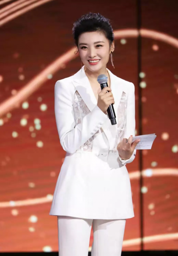 央視主持人周濤：知性幹練優雅美麗（珍藏版）