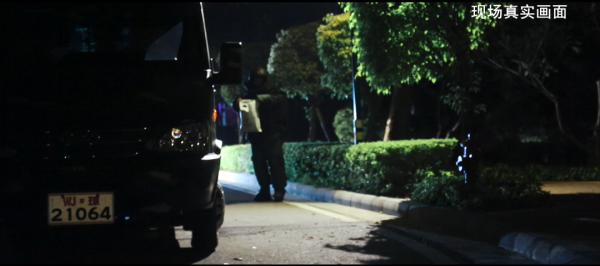 屏住呼吸！看現實版&OpenCurlyDoubleQuote;拆彈專家&rdquo;徒手轉移爆炸物