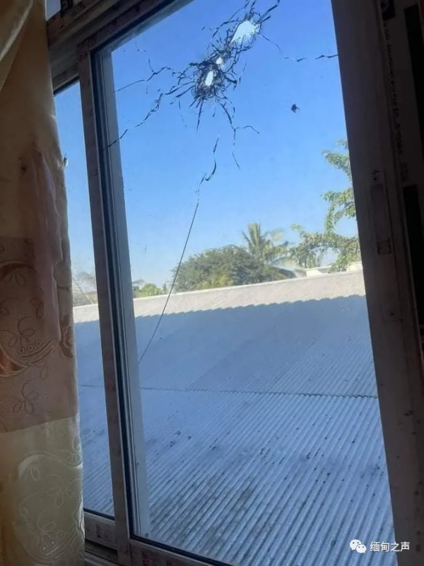 到處都在打仗！房子被炸！緬甸難民坐在地上，雙手合十為緬甸祈福