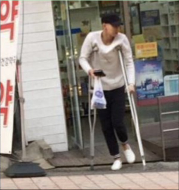 黃子韜：成名後不忘本，把啞巴發小留身邊，還出錢給他開咖啡店