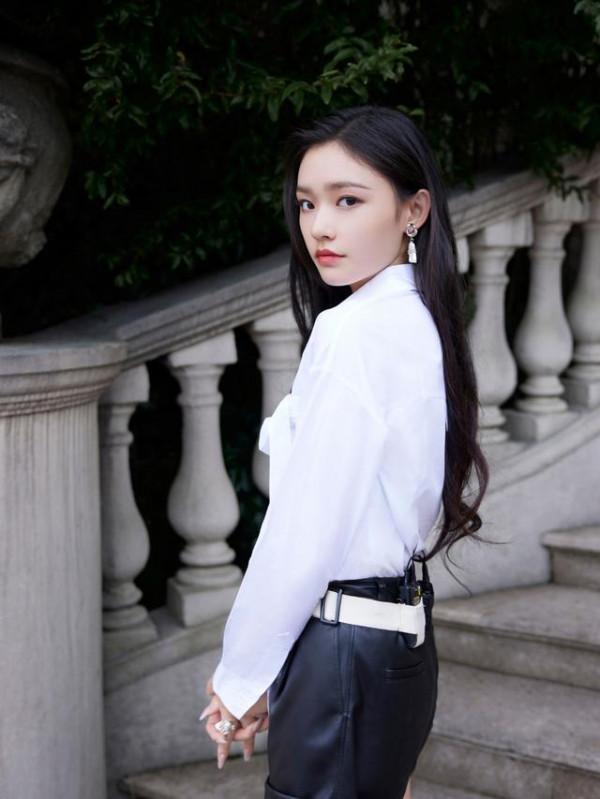 林允穿襯衫配皮褲硬扮成熟,但初戀臉太顯嫩,長髮及腰讓人羨慕 林允穿襯衫配皮褲硬扮成熟,但初戀臉太顯嫩,長髮及腰讓人羨慕