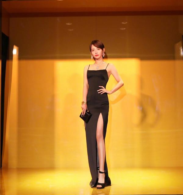 “蛇蠍美人”張嘉倪太攝人心魄，空氣劉海配黑裙，真不像30多的人