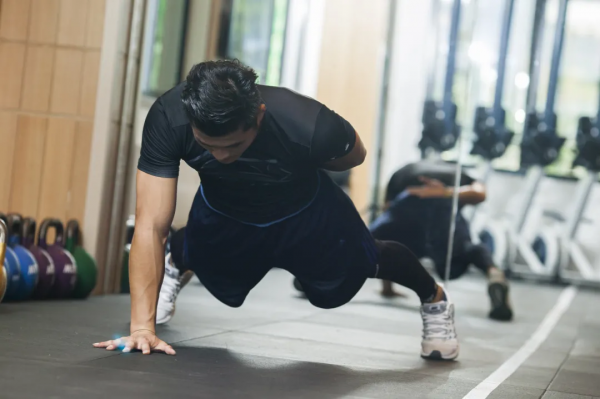 不想去健身房?徒手健身瞭解一下 不想去健身房?徒手健身瞭解一下