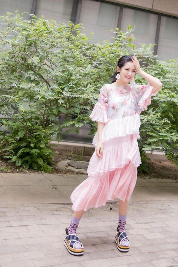 正經起來的謝娜真的美，西裝革履幹練大氣，成功擺脫“瘋癲娜”