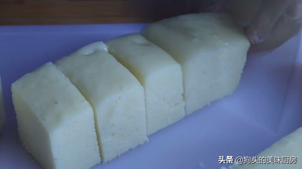 家裡有牛奶跟麵粉就能做的牛奶鬆糕,細膩綿軟,比發糕簡單好吃 家裡有牛奶跟麵粉就能做的牛奶鬆糕,細膩綿軟,比發糕簡單好吃