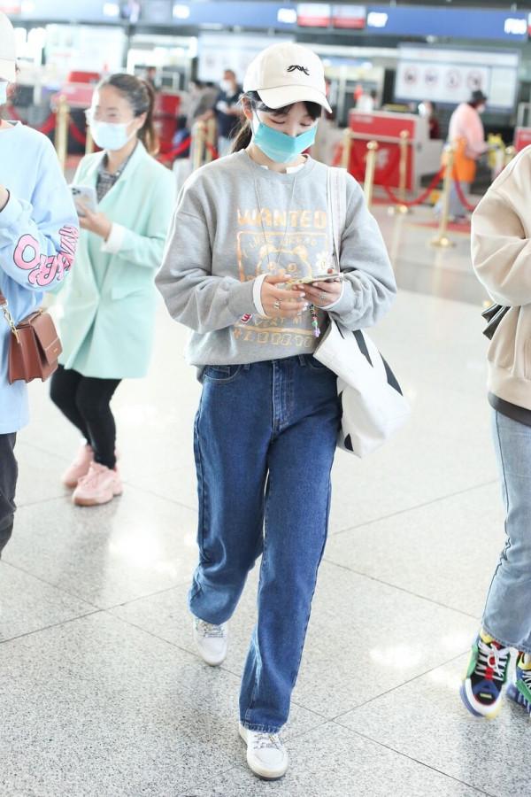 徐夢潔穿灰色卡通衛衣搭配牛仔褲,戴棒球帽舒適自在 徐夢潔穿灰色卡通衛衣搭配牛仔褲,戴棒球帽舒適自在