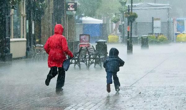 零下低溫照樣光腿亮相：英國人“雨天不打傘”真是因為體質逆天？