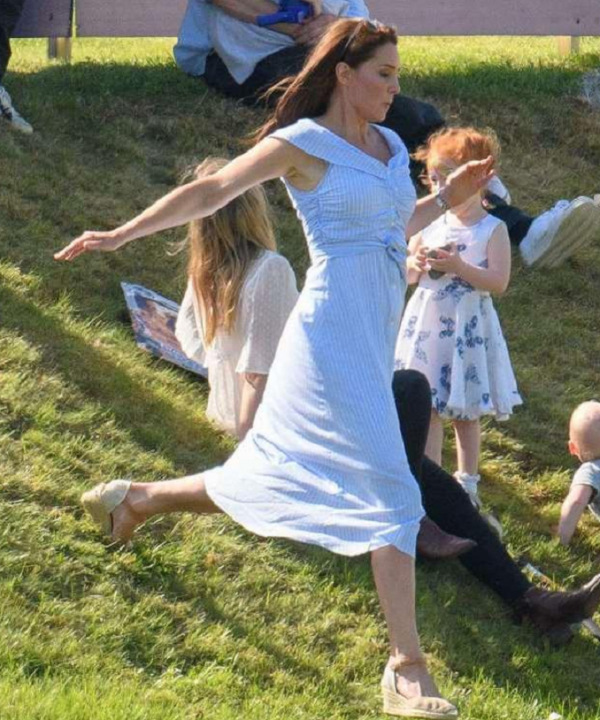 凱特三娃首次走紅毯,喬治緊張夏洛特像超模,遺傳戴安娜美人基因 凱特三娃首次走紅毯,喬治緊張夏洛特像超模,遺傳戴安娜美人基因