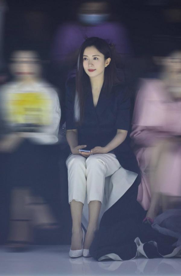 楊童舒乾淨利落打扮驚豔亮相2021年北京時裝週