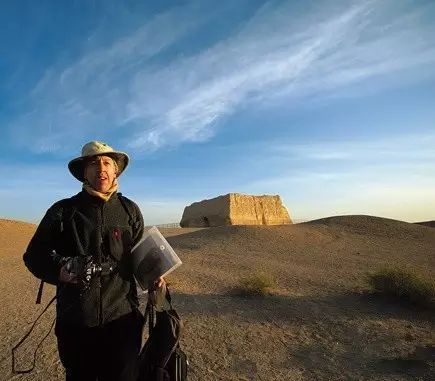 這個英國老頭在長城撿了22年垃圾，不僅閃婚了箇中國媳婦，還上BBC被英女王授予勳章