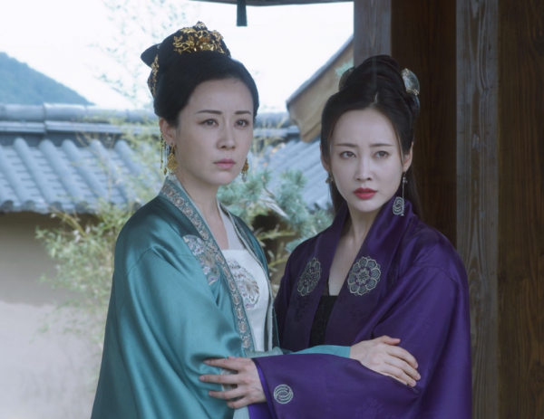 相差9歲演隔代，“母女”同框出鏡，是女兒太老氣還是母親太年輕