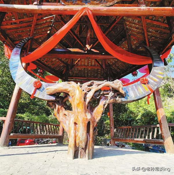 讀報刊,學英語(13):五米巨蟒現身地鐵站旁 讀報刊,學英語(13):五米巨蟒現身地鐵站旁