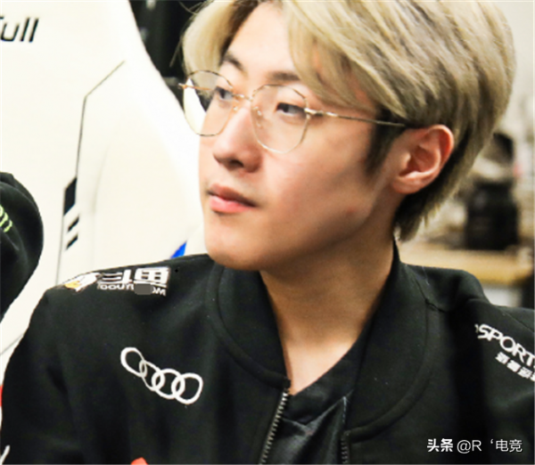 左手“變臉”如此純熟?小天加入前:跟zhuo兄弟LOL,之後:飯桌 左手“變臉”如此純熟?小天加入前:跟zhuo兄弟LOL,之後:飯桌