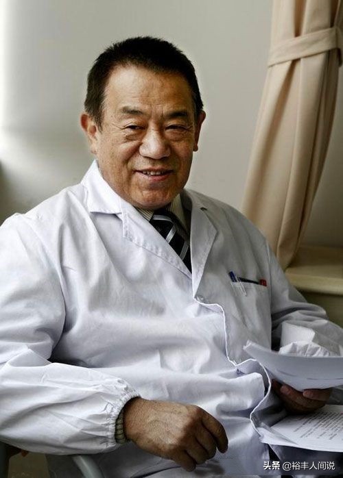 老戲骨高明花式秀演技,與孫女分享榮譽,五大男主獎盃擺在一起 老戲骨高明花式秀演技,與孫女分享榮譽,五大男主獎盃擺在一起