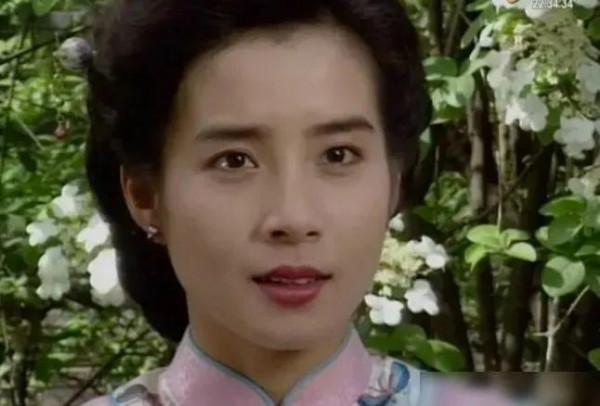 “啞巴新娘”嶽翎和老公相愛15年，堅持丁克，老公是圈外人？