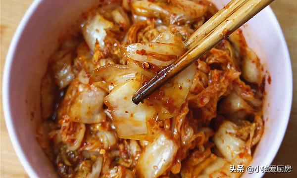 教你簡單快速醃辣白菜做法，成菜酸甜，香辣爽口，醃製完就可以吃