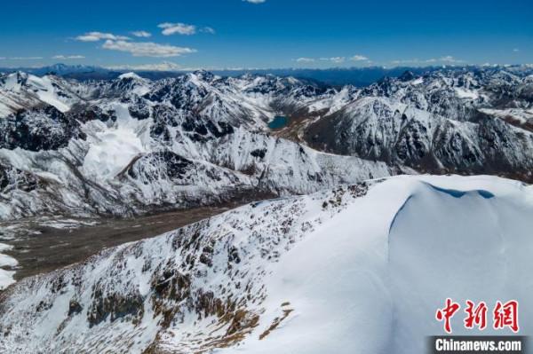 西藏廓瓊崗日冰川風光壯美