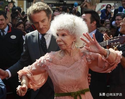 阿爾貝女公爵：整容整成猴，小24歲公務員對她一見鍾情，85歲再婚