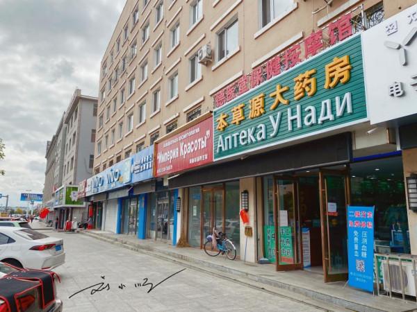 吉林延邊有一座邊境小城,位於三國交界處,街上招牌都用三國文字 吉林延邊有一座邊境小城,位於三國交界處,街上招牌都用三國文字