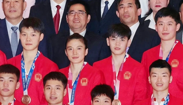 全紅嬋真的有社交牛逼症吧,合影靠在鞏立姣手臂上,特別可愛 全紅嬋真的有社交牛逼症吧,合影靠在鞏立姣手臂上,特別可愛