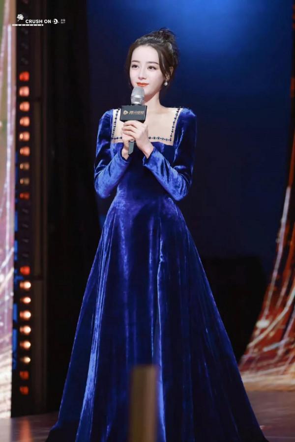 你永遠可以相信迪麗熱巴的紅毯造型，那些驚豔的造型，你見過幾套