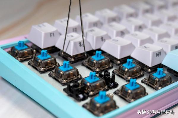 用色彩裝點個性，杜伽K330W機械鍵盤，給你的桌面加一道風景