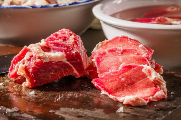 解凍豬肉，不要直接用水泡，教你一招，10分鐘快速解凍，新鮮如初