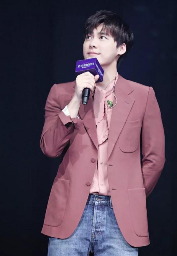 誰說粉色太“娘”？這13位粉衣造型又酷又颯，比女生還有氣質