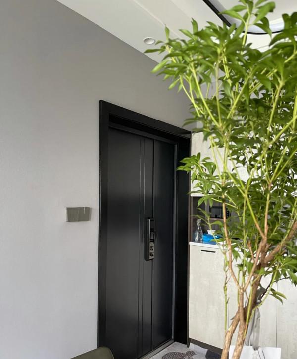 她家124平米，全屋貼牆布，簡約又大方，電視牆做櫃子，真明智