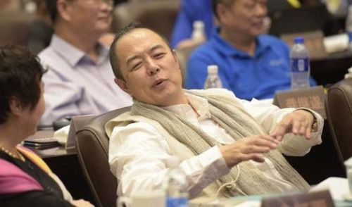 張鐵林：拋妻棄子換國籍，八個女人三個娃，到底是作樂還是作死？