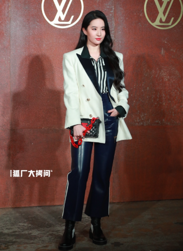 LV大秀紅毯來了!熱巴暴露髮際線,周冬雨瘦過頭,劉亦菲狀態絕佳 LV大秀紅毯來了!熱巴暴露髮際線,周冬雨瘦過頭,劉亦菲狀態絕佳