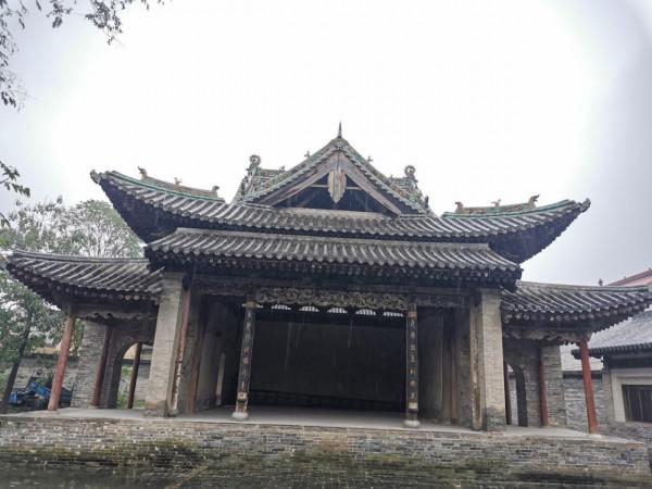 山西這座古戲臺建築精美，恢宏大氣，卻隱匿農村，罕有人至