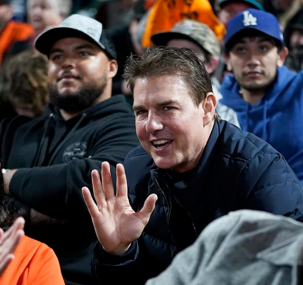 阿湯哥罕見亮相引熱議！發胖太多差點沒認出，15歲女兒小蘇瑞超美