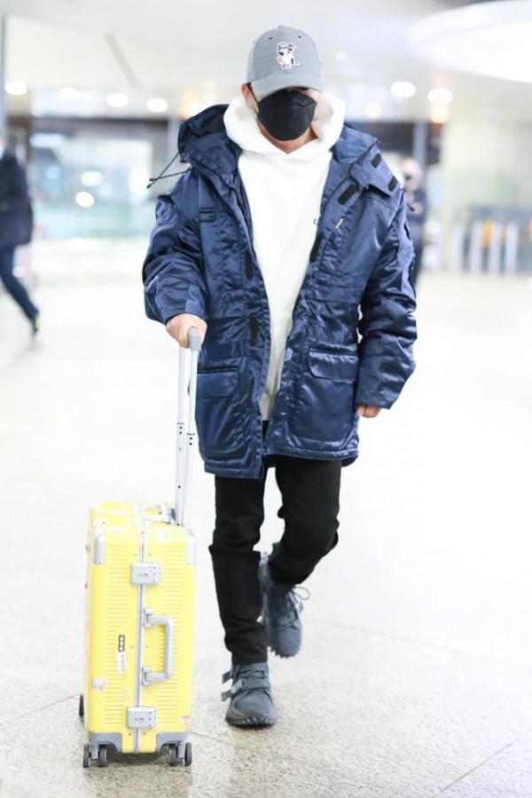 王寶強亮相機場變潮男，用羽絨服穿出高階感，這衣品越來越好了