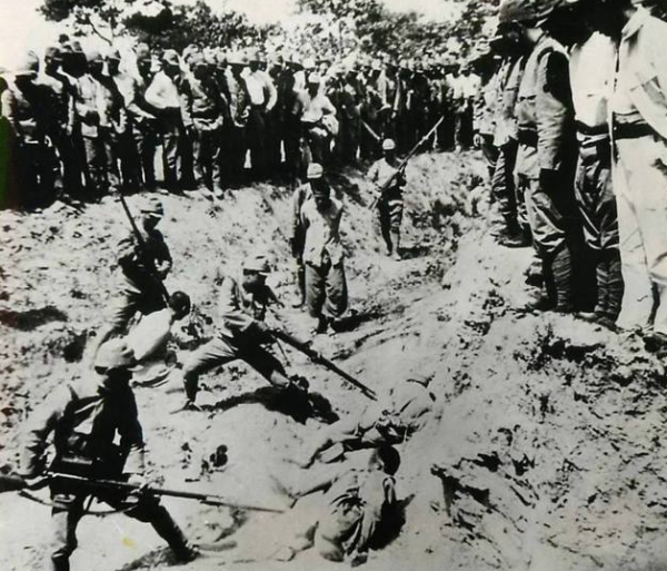 山東95歲老農隱居72年，因壓糧缸的牌匾暴露身份，原來他不簡單