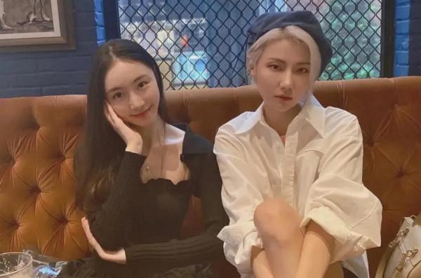 霍姓藝人目前“閒適居家”,和現任女友搭肩拍“夕陽照” 霍姓藝人目前“閒適居家”,和現任女友搭肩拍“夕陽照”