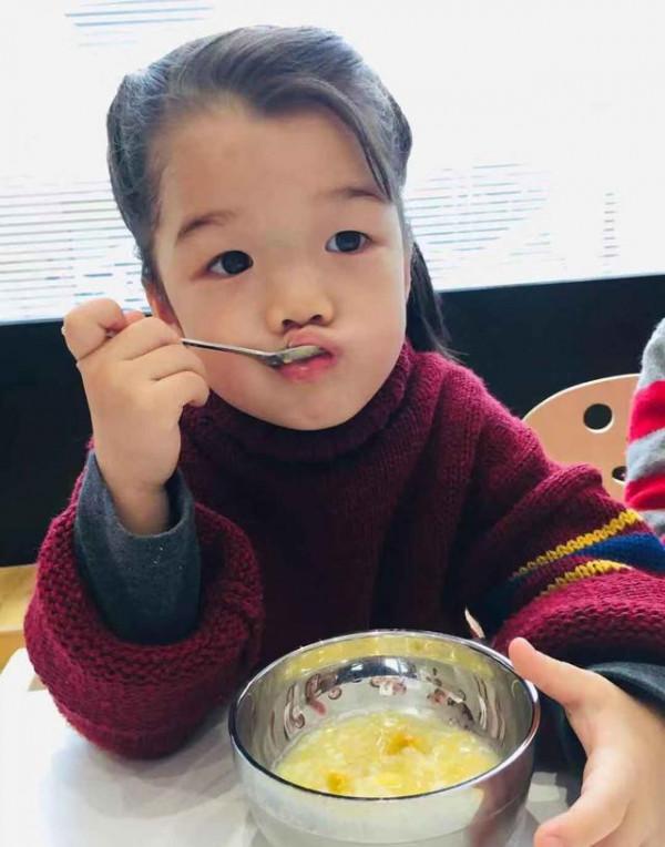 陳赫一家現身五星級酒店,發現被拍後面露不悅,網友:好凶哦 陳赫一家現身五星級酒店,發現被拍後面露不悅,網友:好凶哦