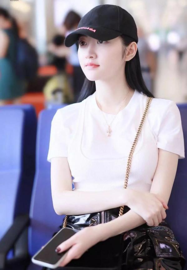 景甜關曉彤走機場,穿裙子秀長腿,個個驚豔!160cm沈月太會穿 景甜關曉彤走機場,穿裙子秀長腿,個個驚豔!160cm沈月太會穿