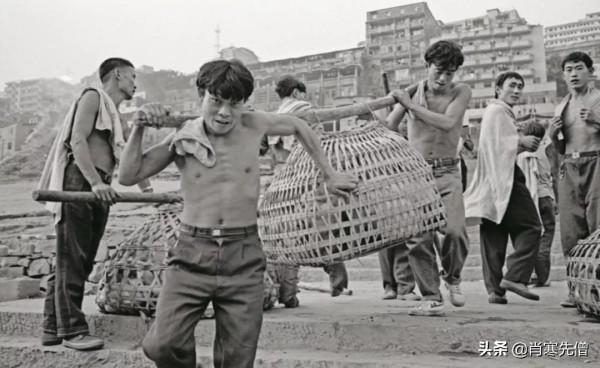 19歲劉振帶母親進城打工，33歲身價百萬，46歲老來得子為何離婚？