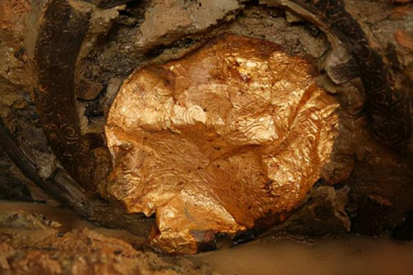 古墓下面埋了四十多具棺材，經檢測有一大半都是屬於女性