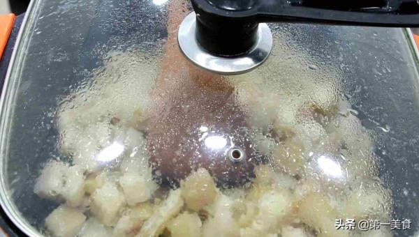 熬豬油，加油熬時，記得要多加3樣料，豬油熬好白淨香濃沒腥味