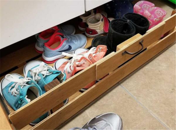 日本40歲主婦斷舍離上癮,家裡沙發桌子全都扔掉,只剩3把椅子? 日本40歲主婦斷舍離上癮,家裡沙發桌子全都扔掉,只剩3把椅子?