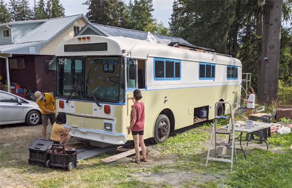 一家四口低價買2001年廢舊大巴，將22㎡空間變成蝸居，生活太幸福