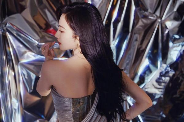 景甜～時尚先生紅毯亮相，金屬感修身長裙好美