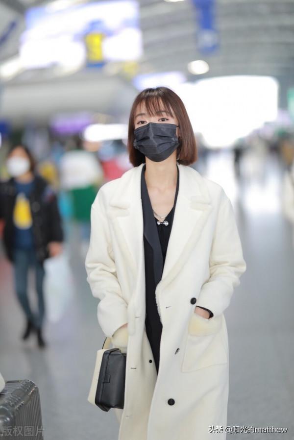 街拍：吳謹言穿黑白look配短髮造型清新知性十足