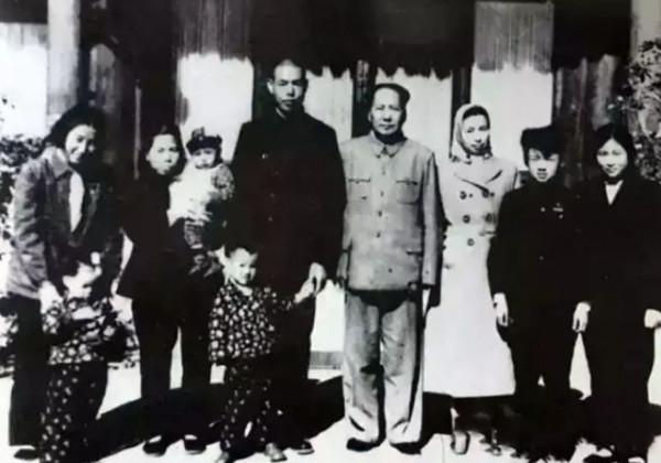 他是毛主席的堂弟毛澤青，為了投身革命隱姓埋名，妻子是環衛工人