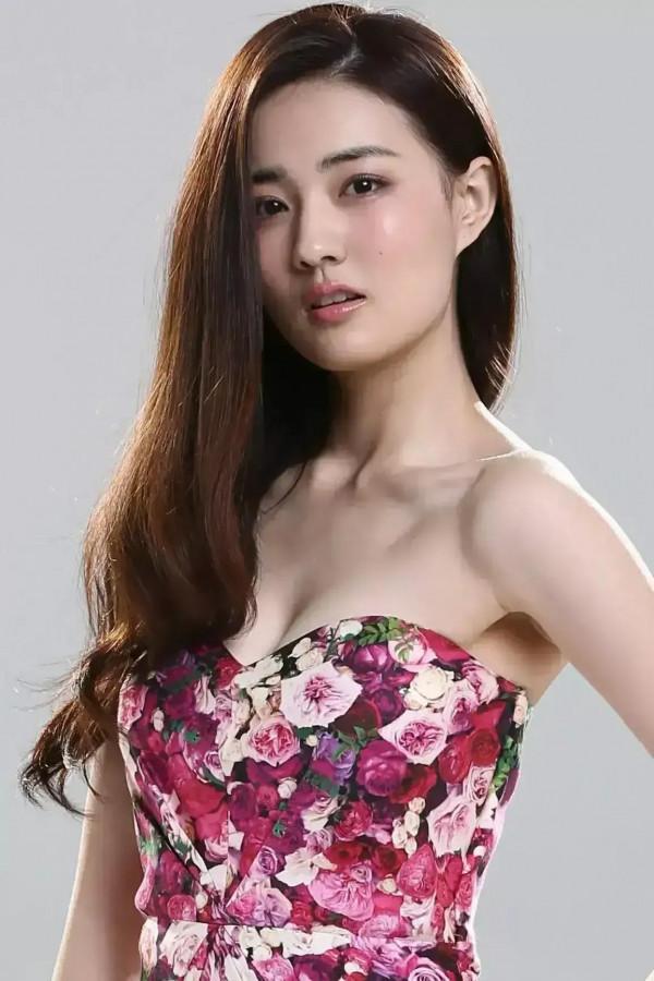 徐璐 中國新生代美女演員 優雅靚麗 百搭服飾美得好似三月盛開的桃花